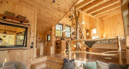 Luxury Treehouse central Stowe/Waterbury. Borders State park. Walk to the Lake!