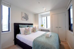 2 bedrooms, desk, WiFi (free), bed sheets - 2-Bs Suite Adjacent to Sky Tower (Auckland)