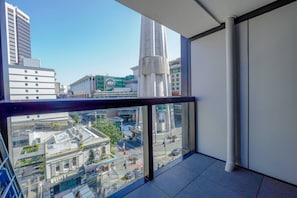 Ein Hochhaus mit Blick auf eine Stadtlandschaft, inklusive Restaurant und Café.