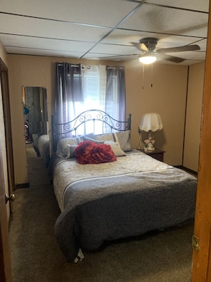2 bedrooms, in-room safe, desk, iron/ironing board
