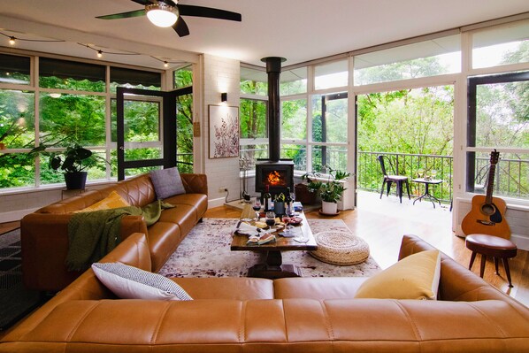 スマートテレビ、暖炉、書庫、ステレオ