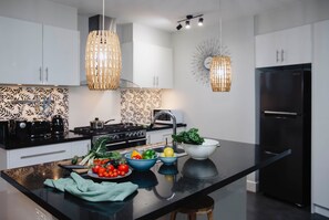 冷蔵庫、電子レンジ、オーブン、コンロ