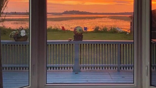 Interior - Sunrise net on Pigeon Lake 4 season cottage (Kawartha Lakes)