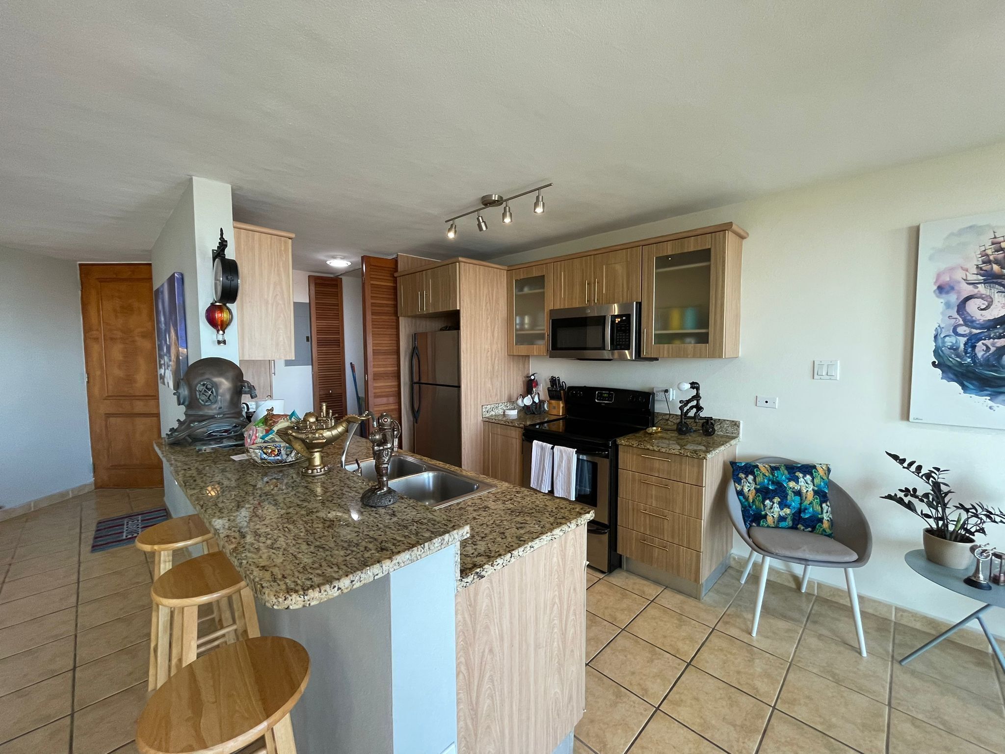 Family Apartment | Private kitchenette | Full-size fridge, microwave, oven, stovetop