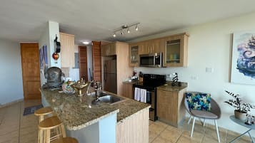 Family Apartment | Private kitchenette | Full-sized fridge, microwave, oven, stovetop