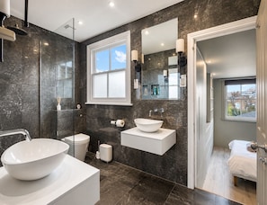 Shower, towels - Stunning Modern 5-Bed House in Central London (London)