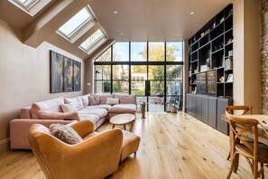 TV, fireplace, stereo - Stunning Modern 5-Bed House in Central London (London)