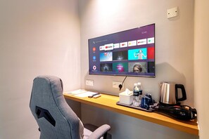 Habitación individual Deluxe | Escritorio y espacio para trabajar con laptop 