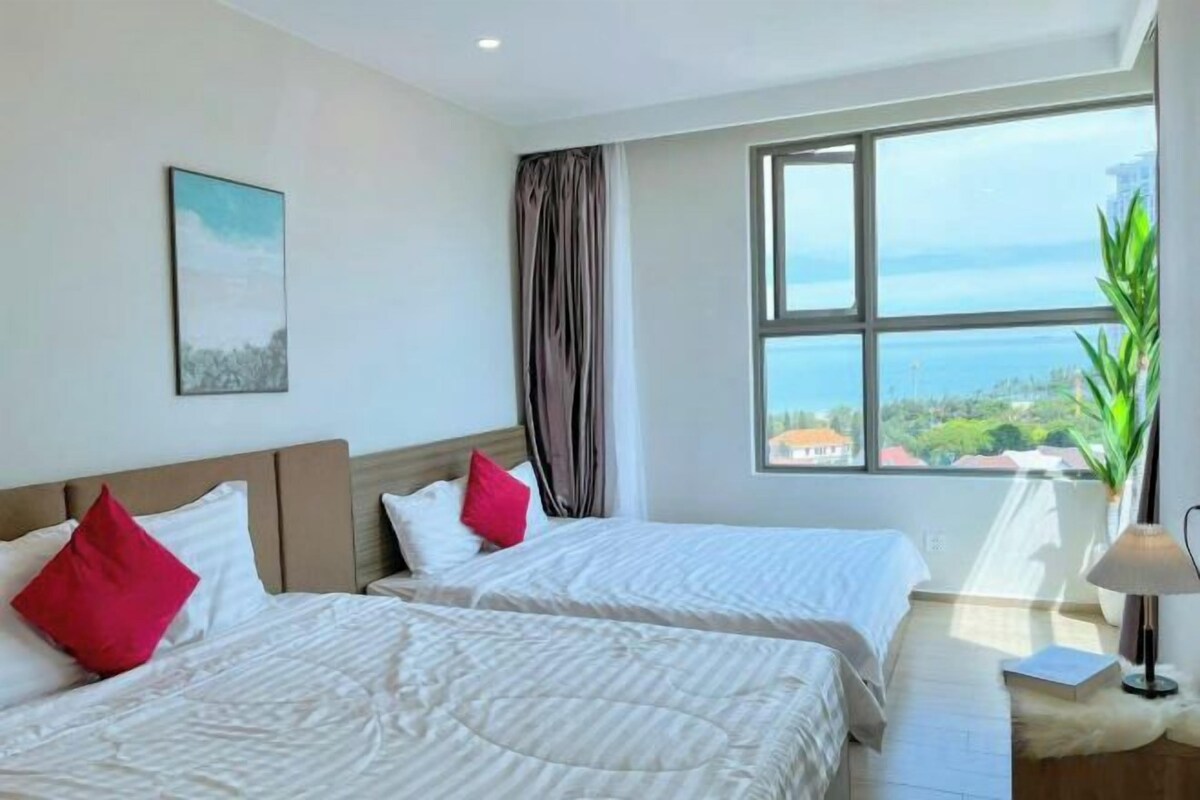 Egyptian cotton sheets, premium bedding, memory-foam beds, desk
