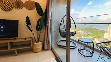 Apartemen Premium | Area keluarga | Smart TV 32-inci dengan saluran TV digital
