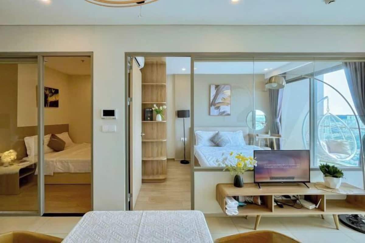 Egyptian cotton sheets, premium bedding, memory-foam beds, desk