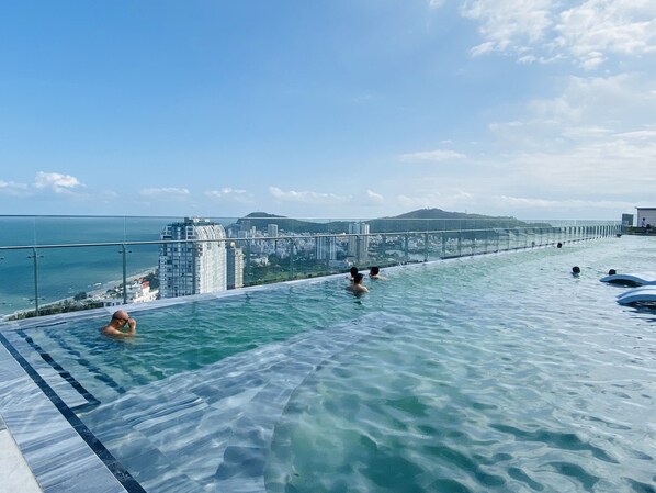Piscine extérieure, piscine chauffée, 6 h à 21 h 30, parasols
