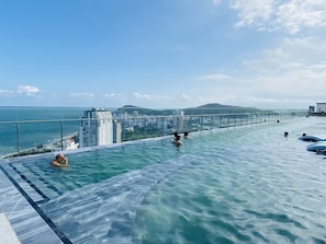 حمّام سباحة خارجي، حمّام سباحة مُدفَّأ، مظلات على حمّام السباحة