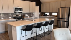 Geladeira, micro-ondas, fogão, cooktop