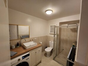 Shower, hair dryer, towels, soap - Sunsets at Glenelg - entire 3 bedroom apartment
(Glenelg)
