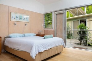 4 bedrooms, iron/ironing board, WiFi, bed sheets