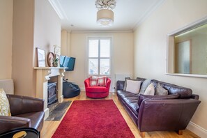 Een televisie en boeken