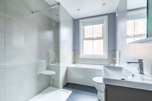 Badewanne, Haartrockner, Handtücher
