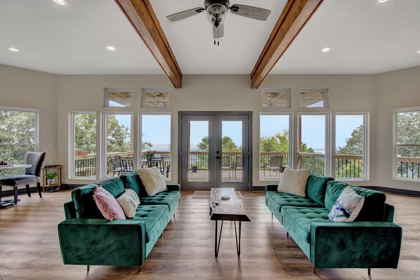 TV connectée, cheminée, livres