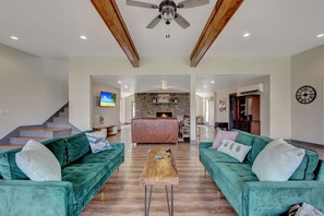 Smart TV, chimenea, libros