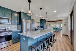 Réfrigérateur, micro-ondes, four, lave-vaisselle