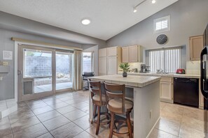 Kylskåp, mikrovågsugn, ugn och spishäll