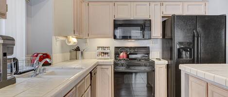 Kühlschrank, Mikrowelle, Ofen, Herdplatte