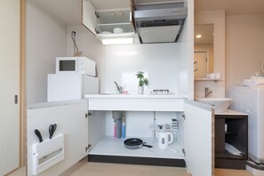 Refrigerador, microondas, parrilla de estufa y tetera eléctrica