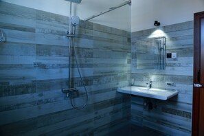 Dusche, Haartrockner, Bidet, Handtücher