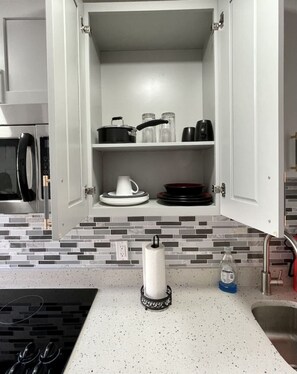 Fridge, microwave, stovetop, coffee/tea maker - COMFORTABLE ORLANDO PRIVATE STUDIO W/FULL KITCHEN! (Orlando)