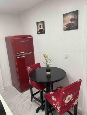 Dining - COMFORTABLE ORLANDO PRIVATE STUDIO W/FULL KITCHEN! (Orlando)