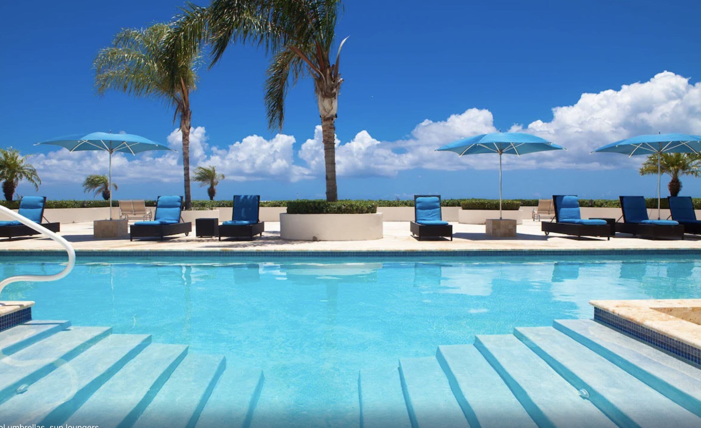 Utendørsbasseng og et oppvarmet basseng