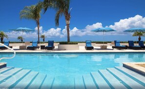 Alberca al aire libre y alberca climatizada