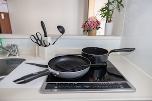 Fridge, microwave, stovetop, electric kettle - H2H Tsutenkaku (Osaka)