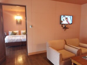 In-room safe, laptop workspace, iron/ironing board, free WiFi - Cedar Inn (Darjeeling)