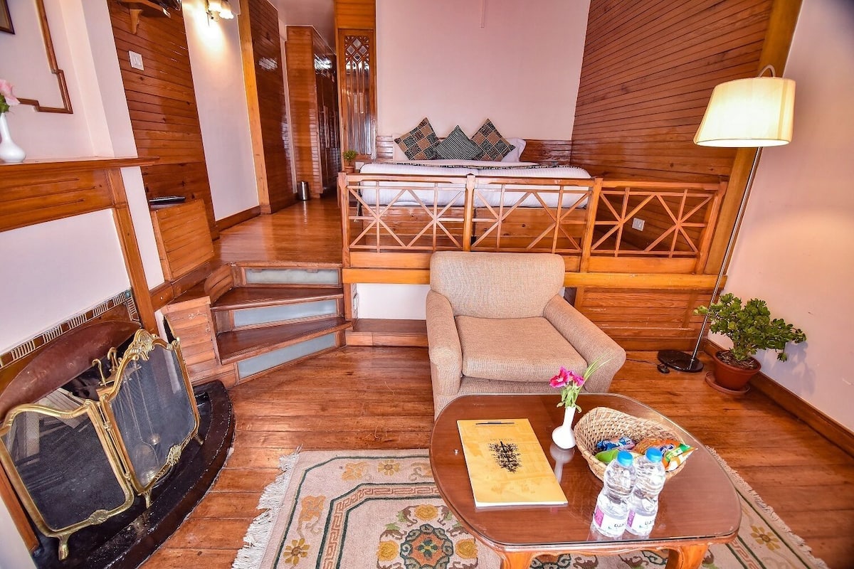 Deluxe Double Room | In-room safe, laptop workspace, iron/ironing board, WiFi (free)
