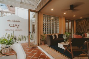 Lobby sitting area - Hotel Clay Chiang Mai (Chiang Mai)