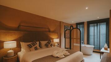 Deluxe Room | 1 bedroom, in-room safe, desk, laptop workspace