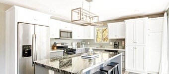 New! Bearadise ~ Mountain Treasure, Endless Views ~ perfect for families! 