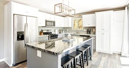 New! Bearadise ~ Mountain Treasure, Endless Views ~ perfect for families!