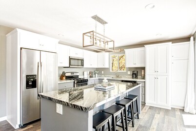 New! Bearadise ~ Mountain Treasure, Endless Views ~ perfect for families! 