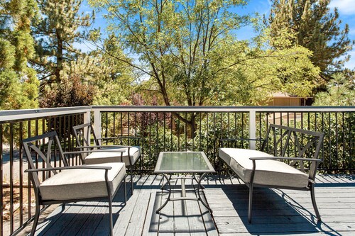 New! Bearadise ~ Mountain Treasure, Endless Views ~ perfect for families! 