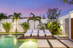 Outdoor pool, pool umbrellas, sun loungers - Bahagia Villa by Betterplace (Kerobokan)