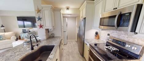 Refrigerador, microondas, horno, placa de cocina