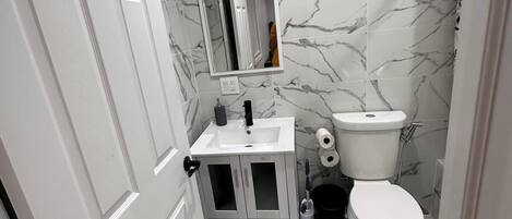 مجففات شعر، مناشف، صابون، ورق حمّام