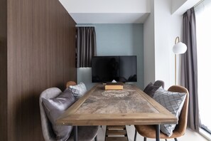 Deluxe-Apartment | Essbereich im Zimmer