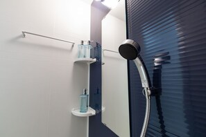 Tina y regadera independientes y amenidades de baño gratuitas 