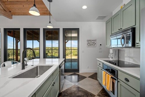 Hello Walls, Hot tub, Fire Pit, Hill Country Views