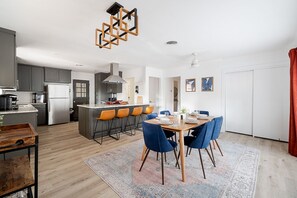 Dining - The Oak | King Bed & HUGE Backyard (Richardson)