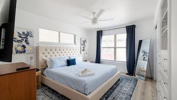 3 quartos, escrivaninha, ferros/tábuas de passar roupa